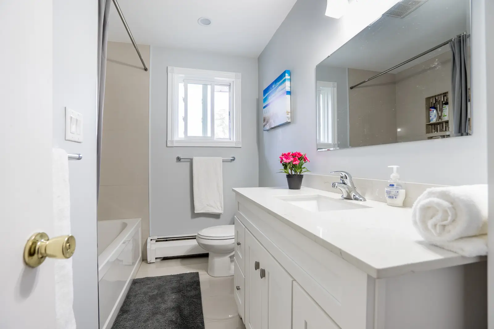 Clean shared full bathroom